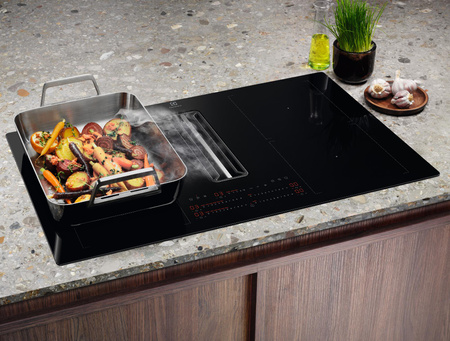 Płyta indukcyjna z wyciągiem ELECTROLUX COMBO 600 Bridge eXtractor 83cm KCC84453CK