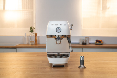 Ekspres do kawy kolbowy biały SMEG ECF03WHEU