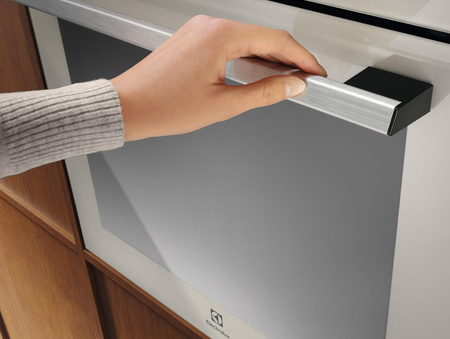 Piekarnik ELECTROLUX 700 MealAssist kataliza LOE8F38S
