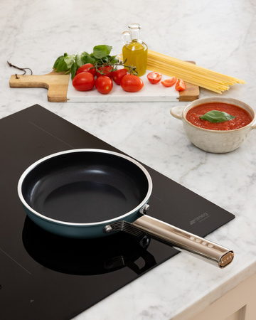 Patelnia o średnicy 24cm SMEG FPF2402EGM