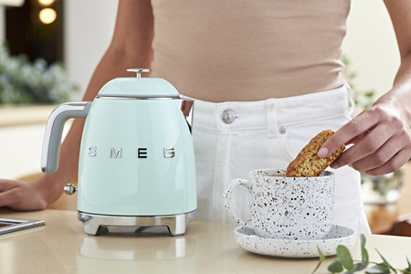 Czajnik mini, pastelowa zieleń KLF05PGEU - Smeg