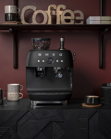 Ekspres do kawy kolbowy z wbudowanym młynkiem SMEG EGF03BLMEU