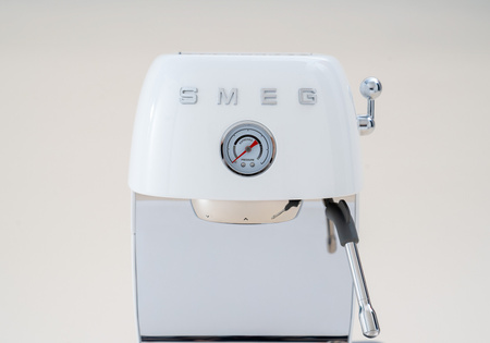 Ekspres do kawy kolbowy biały SMEG ECF03WHEU