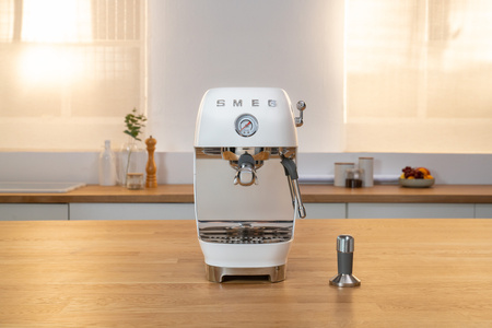 Ekspres do kawy kolbowy biały SMEG ECF03WHEU