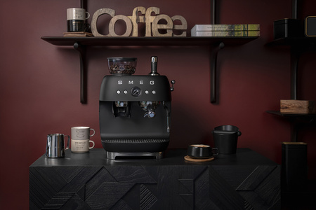 Ekspres do kawy kolbowy z wbudowanym młynkiem SMEG EGF03BLMEU