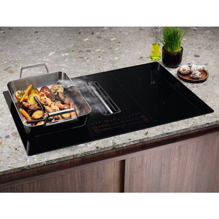 Płyta indukcyjna z okapem ELECTROLUX Combo 600 Bridge eXtractor 83cm - KCC84453CK