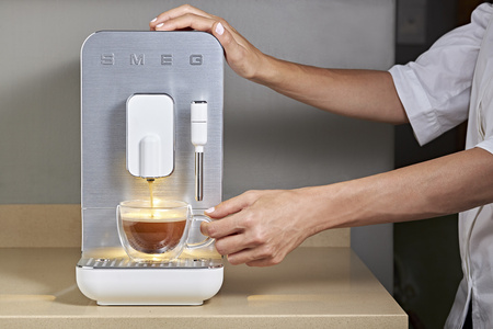 Automatyczny ekspres do kawy BCC12WHMEU - Smeg