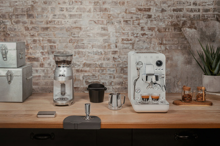 Ekspres do kawy, kolbowy EMC02WHMEU - Smeg