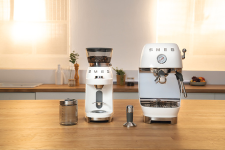 Ekspres do kawy kolbowy biały SMEG ECF03WHEU