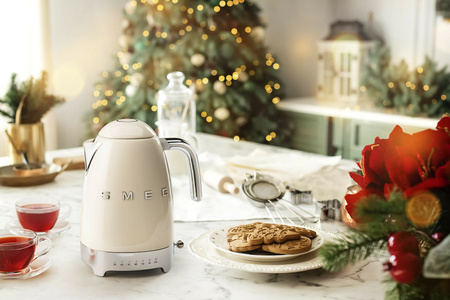 Czajnik, kremowy KLF03CREU - Smeg