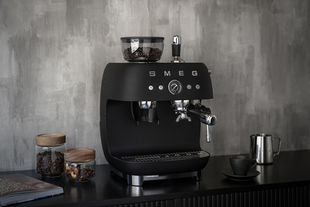 Ekspres do kawy kolbowy z wbudowanym młynkiem SMEG EGF03BLMEU
