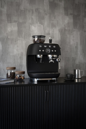 Ekspres do kawy kolbowy z wbudowanym młynkiem SMEG EGF03BLMEU