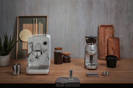 Ekspres do kawy, kolbowy EMC02WHMEU - Smeg