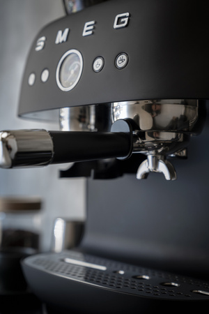 Ekspres do kawy kolbowy z wbudowanym młynkiem SMEG EGF03BLMEU